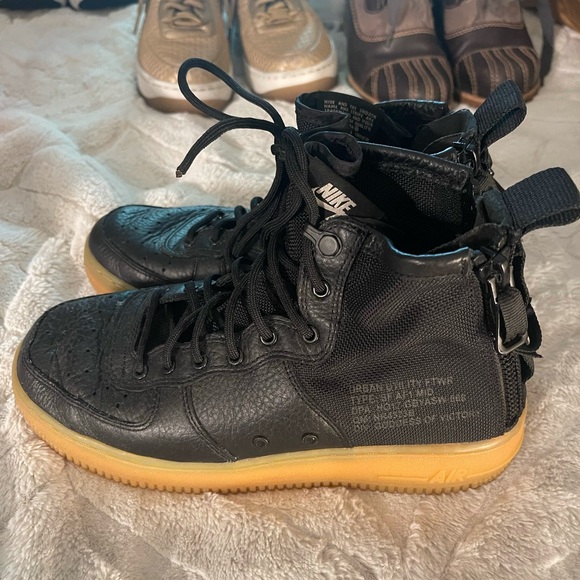 2017 SF Air Force 1 Mid 'Black Gum' - Picture 1 of 7